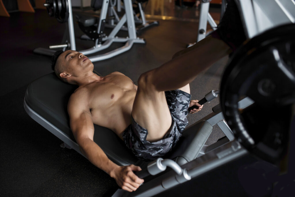 Man doet legpress oefening - hoe vaak benen trainen