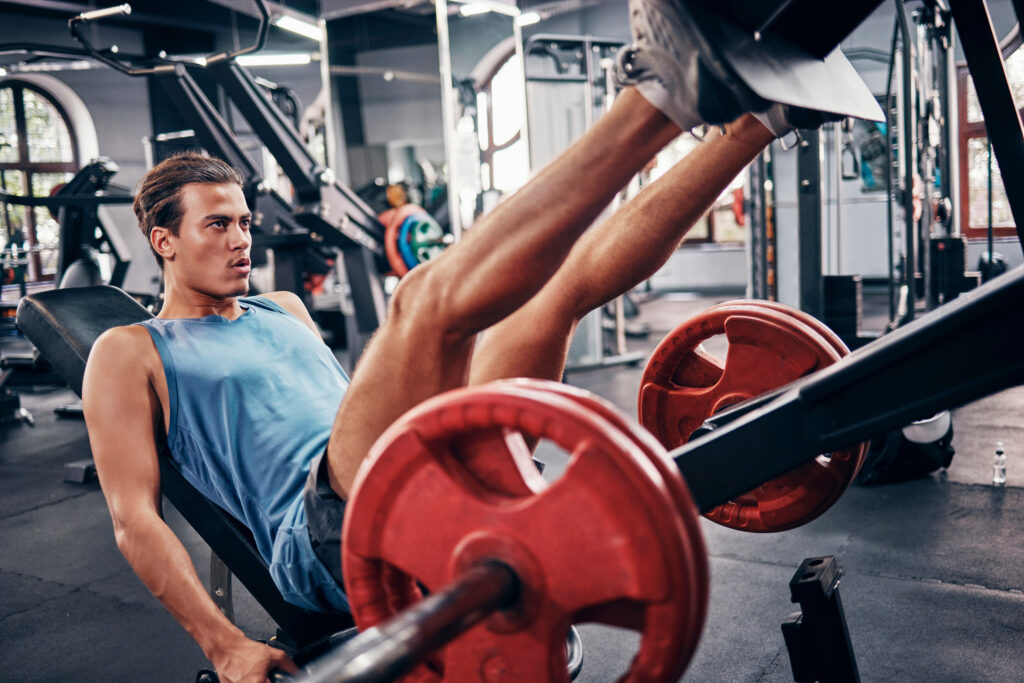 In deze afbeelding is een man de benen aan het trainen om te laten zien hoevaak je benen moet trainen