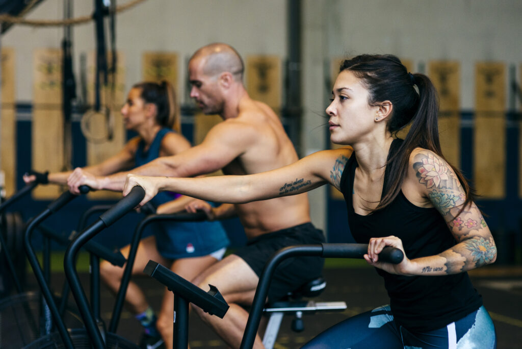 Mensen in de sportschool op cardio apparatuur