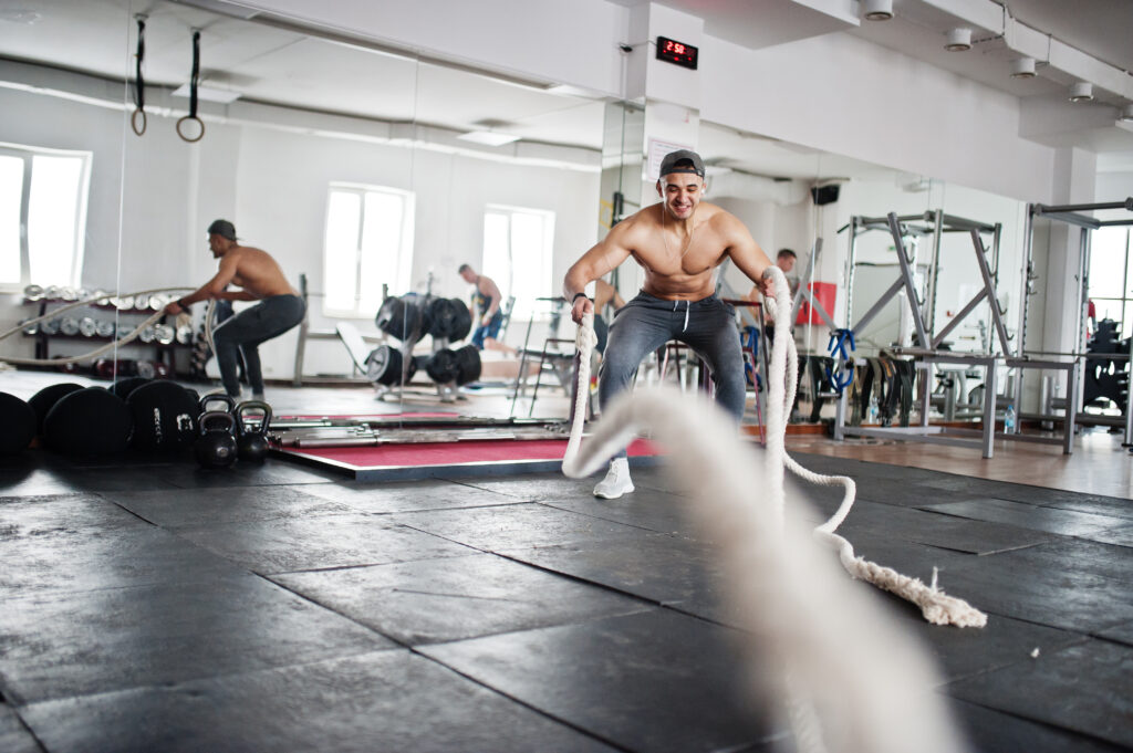 Een man in de sportschool bezig met hiit oefeningen