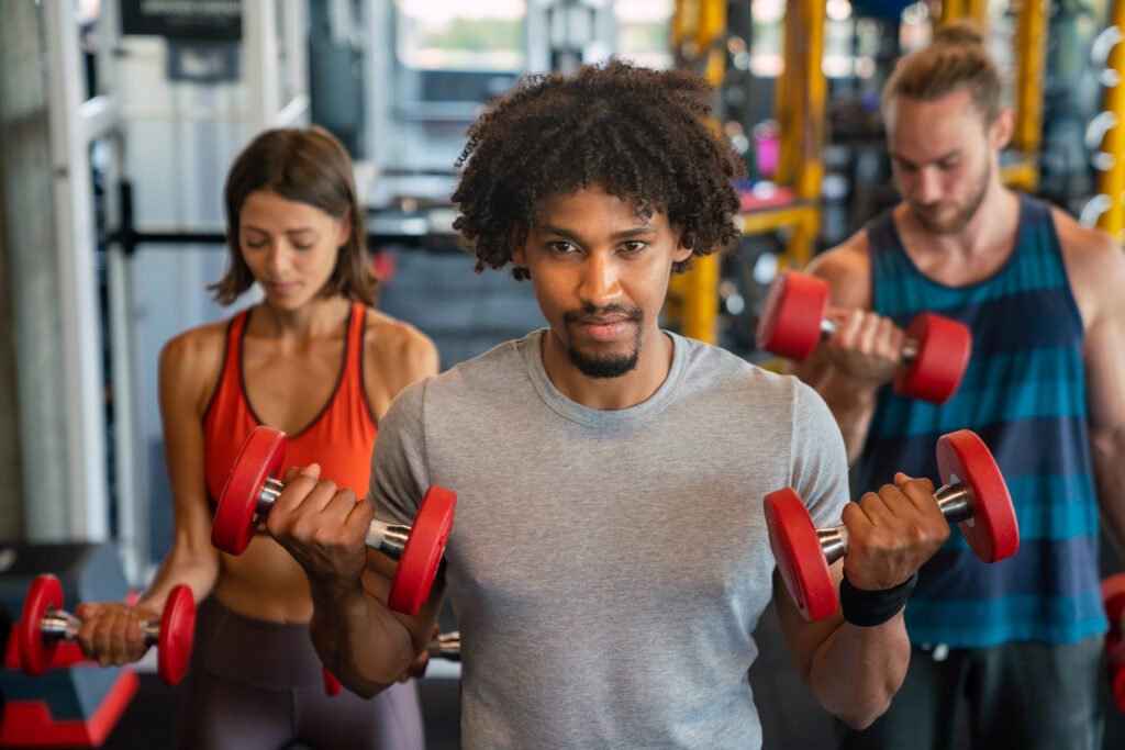 Een foto van een groep mensen trainen in de sportschool