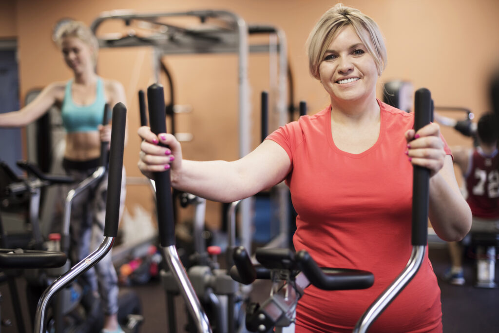 Een vrouw op de step die kiest voor Cardio om af te vallen