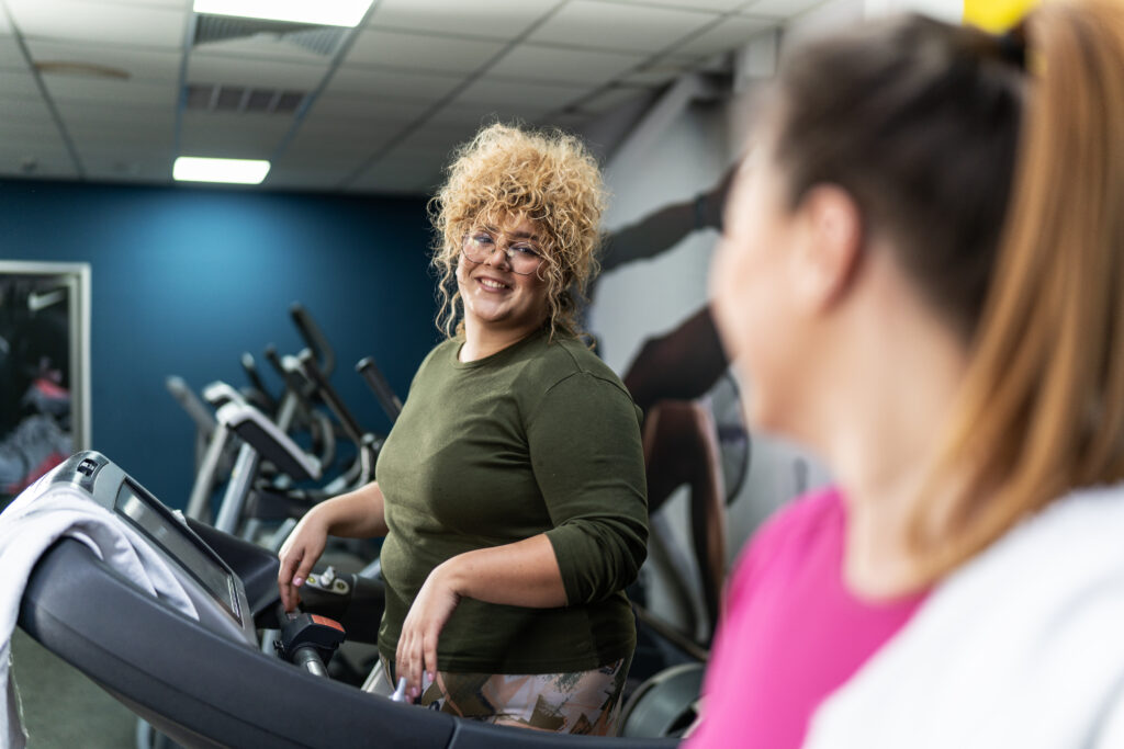 Twee vrouwen op een cardio apparaat om af te vallen