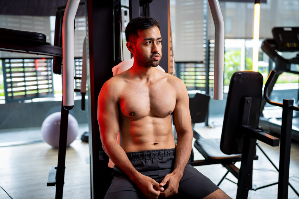 Een man in de sportschool aan het trainen voor een platte buik